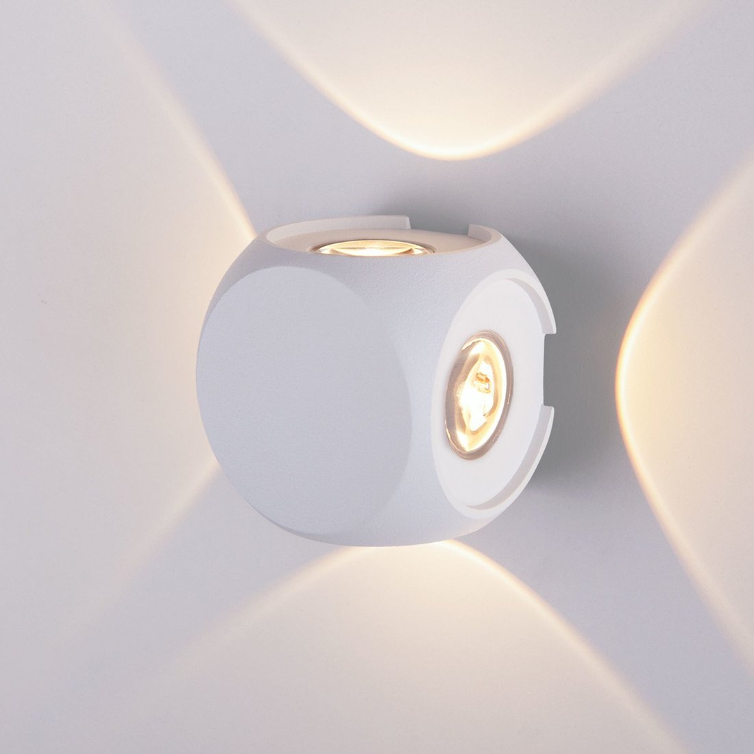 

Уличный настенный светильник Elektrostandard Techno Led Cube1504 (белый)