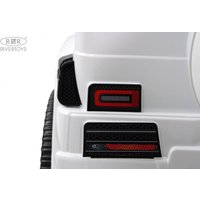 Электромобиль RiverToys Z111VO (белый)