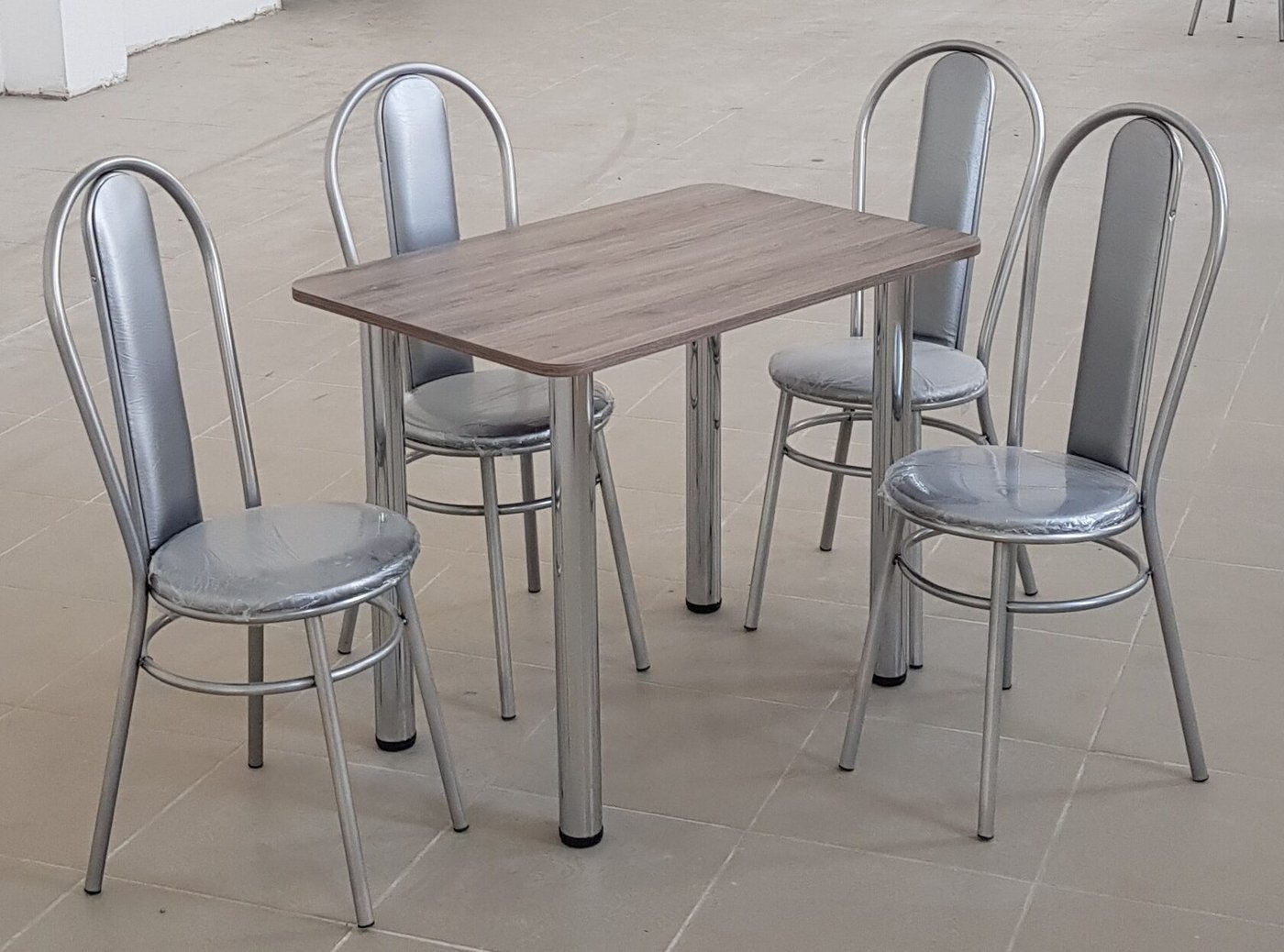 

Обеденная группа Табуретоф стол и 4 стула (Серебро/Серебро, ст. 90x60 см, Серый-карамельный)