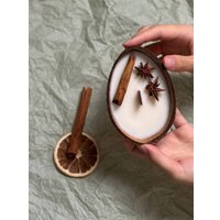 Ароматическая свеча chaos в кокосе (груша в бренди)