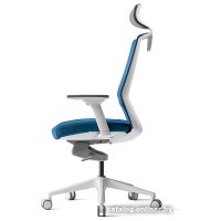 Офисное кресло Bestuhl J1 White Pl с подголовником и подлокотником (голубая сетка/голубая ткань)