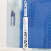 Электрическая зубная щетка Oral-B Smart 4 4000N Teen D601.523.3 (белый)