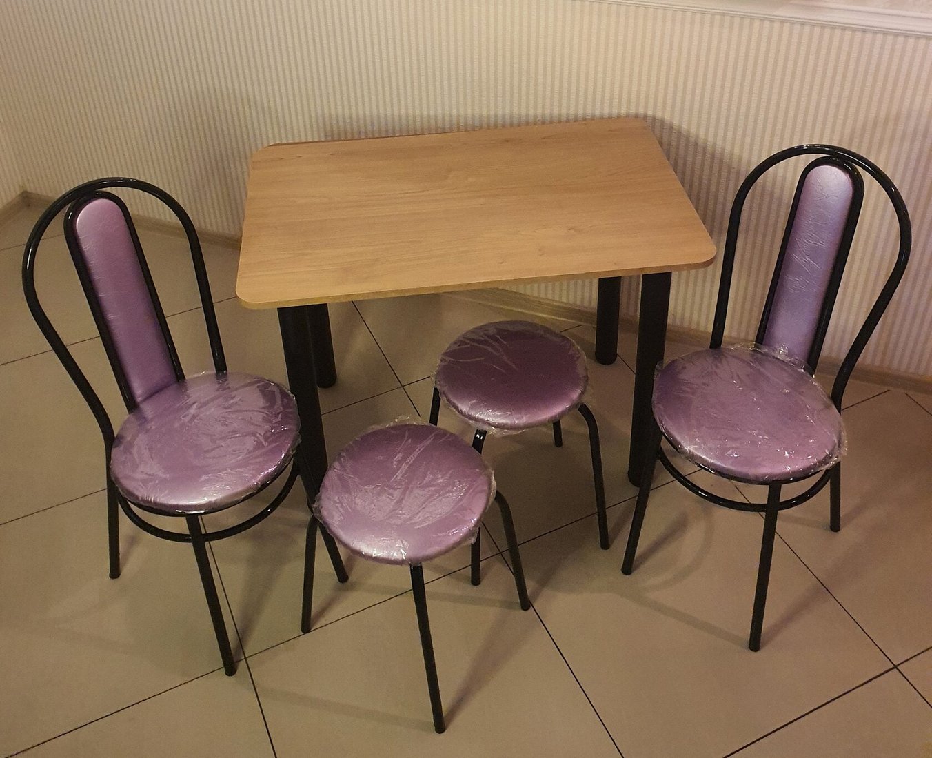 

Обеденная группа Табуретоф стол, 2 табурета, 2 стула (Фиолет/Черный, ст. 80x60 см, Светло-желтый)