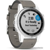 Умные часы Garmin Fenix 5S Plus Sapphire (белый/серый замшевый)