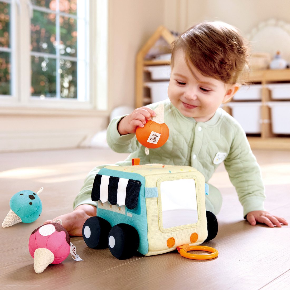 

Развивающая игрушка Hape Машинка Фургон мороженщика E0075_HP