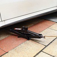 Ромбовый домкрат Deko DKJ03 1.8т