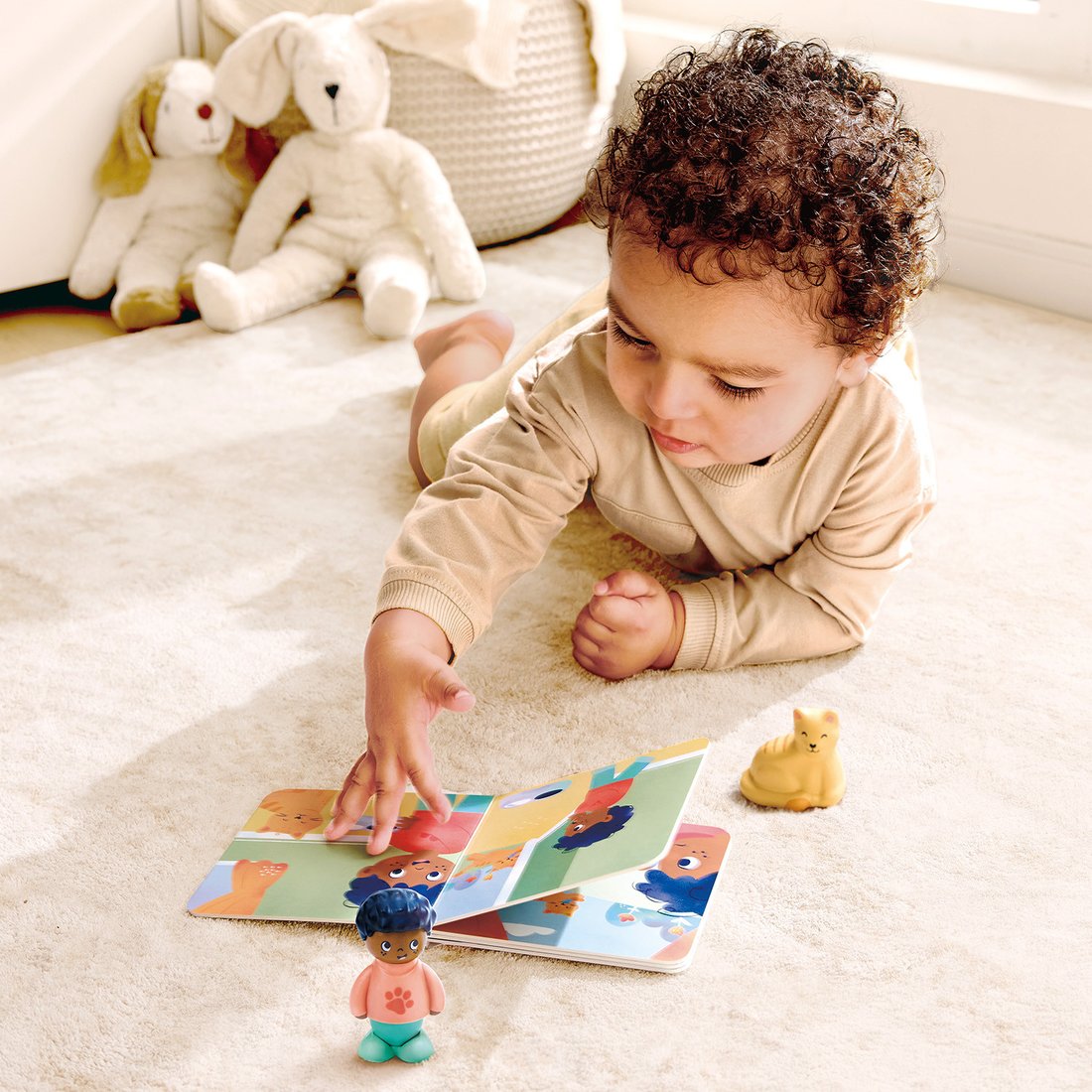 

Развивающая игра Hape Мальчик и кошка E3432_HP