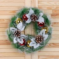 Рождественский венок Зимнее волшебство Шишки и листики в инее 27 см