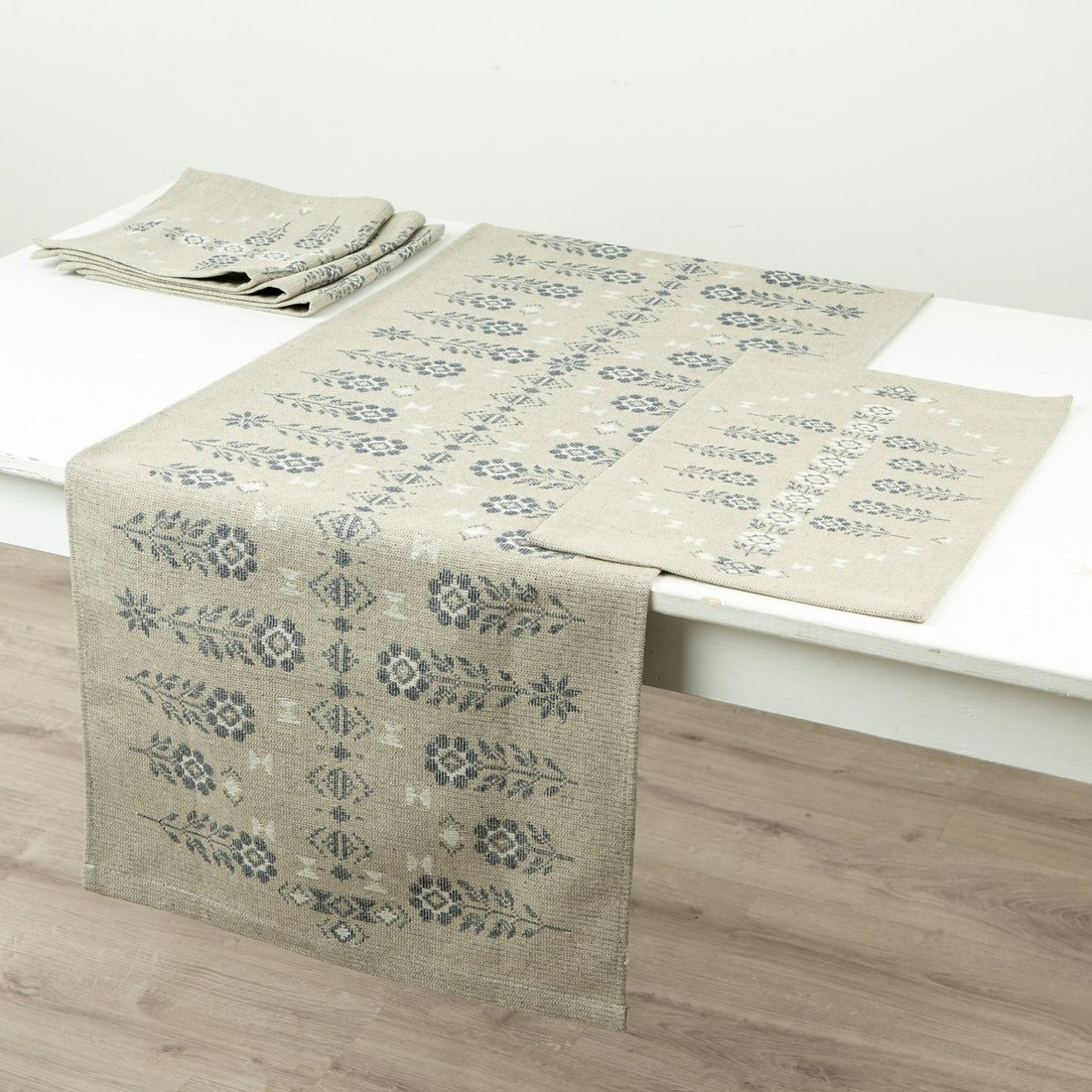 

Дорожка на стол Беларускі лён 45x155 24С84-ШР/уп. (1 Кветкi-птушкi 126, с салфетками)