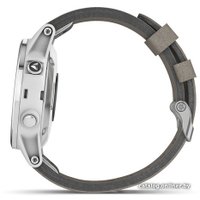 Умные часы Garmin Fenix 5S Plus Sapphire (белый/серый замшевый)