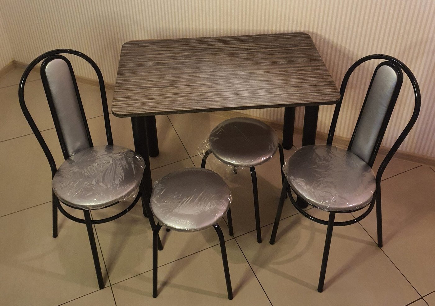 

Обеденная группа Табуретоф стол, 2 табурета, 2 стула (Серебро/Черный, ст. 110x70 см, Темно-серый)